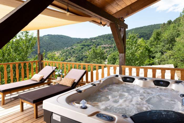 Luxe Spahotel Ardèche · Hotel met Jacuzzi Ardèche · Domaine de Chalvêches